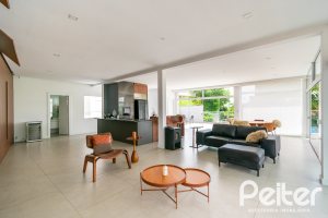 Casa à venda com 430m², 4 dormitórios, 3 suítes, 6 vagas, no bairro Vila Assunção em Porto Alegre