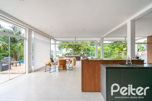 Casa à venda com 430m², 4 dormitórios, 3 suítes, 6 vagas, no bairro Vila Assunção em Porto Alegre