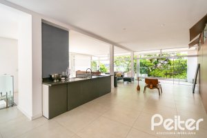 Casa à venda com 430m², 4 dormitórios, 3 suítes, 6 vagas, no bairro Vila Assunção em Porto Alegre