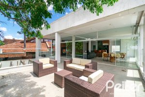 Casa à venda com 430m², 4 dormitórios, 3 suítes, 6 vagas, no bairro Vila Assunção em Porto Alegre