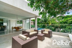 Casa à venda com 430m², 4 dormitórios, 3 suítes, 6 vagas, no bairro Vila Assunção em Porto Alegre