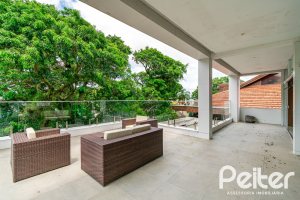 Casa à venda com 430m², 4 dormitórios, 3 suítes, 6 vagas, no bairro Vila Assunção em Porto Alegre