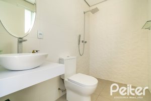 Casa à venda com 430m², 4 dormitórios, 3 suítes, 6 vagas, no bairro Vila Assunção em Porto Alegre