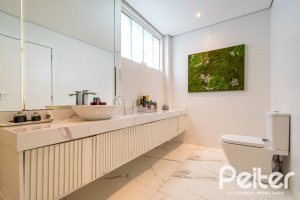 Casa à venda com 430m², 4 dormitórios, 3 suítes, 6 vagas, no bairro Vila Assunção em Porto Alegre