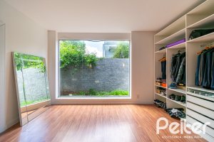 Casa à venda com 430m², 4 dormitórios, 3 suítes, 6 vagas, no bairro Vila Assunção em Porto Alegre