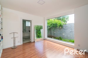 Casa à venda com 430m², 4 dormitórios, 3 suítes, 6 vagas, no bairro Vila Assunção em Porto Alegre