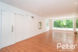 Casa à venda com 430m², 4 dormitórios, 3 suítes, 6 vagas, no bairro Vila Assunção em Porto Alegre