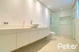 Casa à venda com 430m², 4 dormitórios, 3 suítes, 6 vagas, no bairro Vila Assunção em Porto Alegre