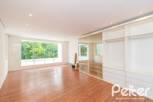 Casa à venda com 430m², 4 dormitórios, 3 suítes, 6 vagas, no bairro Vila Assunção em Porto Alegre