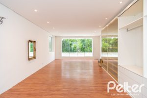 Casa à venda com 430m², 4 dormitórios, 3 suítes, 6 vagas, no bairro Vila Assunção em Porto Alegre