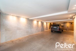 Casa à venda com 430m², 4 dormitórios, 3 suítes, 6 vagas, no bairro Vila Assunção em Porto Alegre