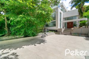 Casa à venda com 430m², 4 dormitórios, 3 suítes, 6 vagas, no bairro Vila Assunção em Porto Alegre