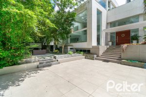 Casa à venda com 430m², 4 dormitórios, 3 suítes, 6 vagas, no bairro Vila Assunção em Porto Alegre