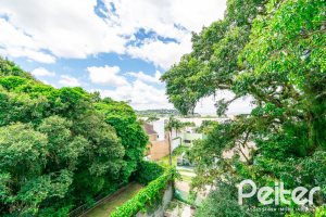 Casa à venda com 430m², 4 dormitórios, 3 suítes, 6 vagas, no bairro Vila Assunção em Porto Alegre