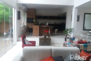 Casa à venda com 287m², 3 dormitórios, 3 suítes, 2 vagas, no bairro Ipanema em Porto Alegre