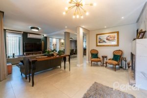 Casa à venda com 332m², 4 dormitórios, 2 suítes, 3 vagas, no bairro Tristeza em Porto Alegre