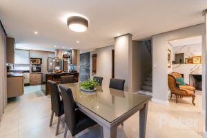 Casa à venda com 332m², 4 dormitórios, 2 suítes, 3 vagas, no bairro Tristeza em Porto Alegre