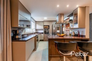 Casa à venda com 332m², 4 dormitórios, 2 suítes, 3 vagas, no bairro Tristeza em Porto Alegre