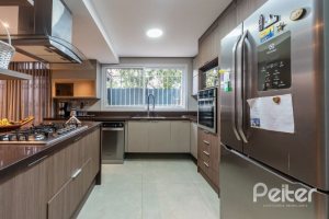 Casa à venda com 332m², 4 dormitórios, 2 suítes, 3 vagas, no bairro Tristeza em Porto Alegre