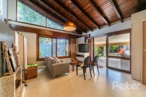 Casa à venda com 332m², 4 dormitórios, 2 suítes, 3 vagas, no bairro Tristeza em Porto Alegre