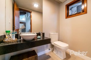 Casa à venda com 332m², 4 dormitórios, 2 suítes, 3 vagas, no bairro Tristeza em Porto Alegre