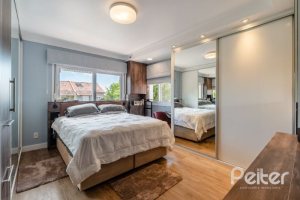 Casa à venda com 332m², 4 dormitórios, 2 suítes, 3 vagas, no bairro Tristeza em Porto Alegre