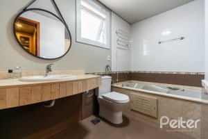 Casa à venda com 332m², 4 dormitórios, 2 suítes, 3 vagas, no bairro Tristeza em Porto Alegre