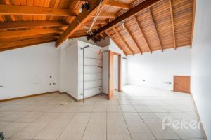 Casa à venda com 206m², 3 dormitórios, 1 suíte, 2 vagas, no bairro Ipanema em Porto Alegre