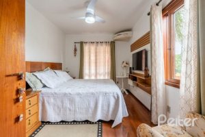 Casa em Condomínio à venda com 233m², 3 dormitórios, 1 suíte, 2 vagas, no bairro Tristeza em Porto Alegre