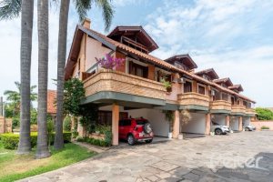 Casa em Condomínio à venda com 233m², 3 dormitórios, 1 suíte, 2 vagas, no bairro Tristeza em Porto Alegre