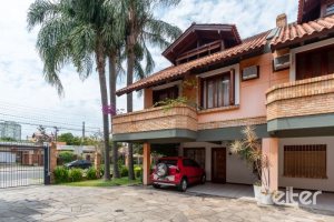 Casa em Condomínio à venda com 233m², 3 dormitórios, 1 suíte, 2 vagas, no bairro Tristeza em Porto Alegre