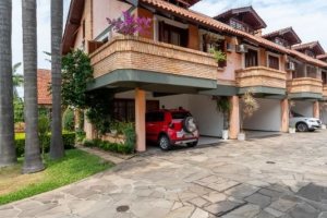 Casa em Condomínio à venda com 233m², 3 dormitórios, 1 suíte, 2 vagas, no bairro Tristeza em Porto Alegre