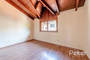 Casa em Condomínio à venda com 255m², 4 dormitórios, 2 suítes, 4 vagas, no bairro Vila Assunção em Porto Alegre