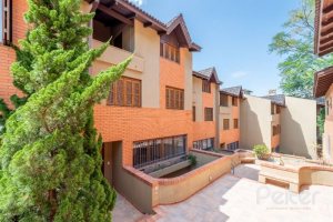 Casa em Condomínio à venda com 255m², 4 dormitórios, 2 suítes, 4 vagas, no bairro Vila Assunção em Porto Alegre
