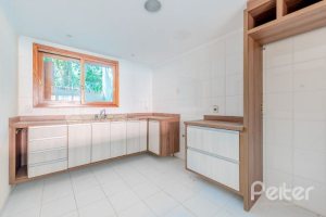 Casa em Condomínio à venda com 255m², 4 dormitórios, 2 suítes, 4 vagas, no bairro Vila Assunção em Porto Alegre