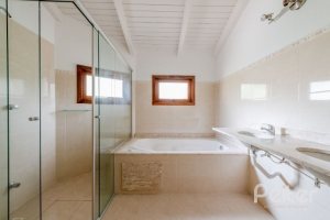 Casa em Condomínio à venda com 255m², 4 dormitórios, 2 suítes, 4 vagas, no bairro Vila Assunção em Porto Alegre