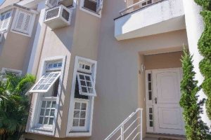 Casa em Condomínio à venda com 224m², 3 dormitórios, 2 suítes, 2 vagas, no bairro Tristeza em Porto Alegre