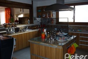 Casa em Condomínio à venda com 500m², 4 dormitórios, 4 suítes, 3 vagas, no bairro Vila Assunção em Porto Alegre