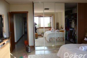 Casa em Condomínio à venda com 500m², 4 dormitórios, 4 suítes, 3 vagas, no bairro Vila Assunção em Porto Alegre