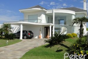 Casa em Condomínio à venda com 472m², 4 dormitórios, 3 suítes, 2 vagas, no bairro Terra Ville em PORTO ALEGRE