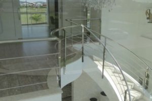 Casa em Condomínio à venda com 472m², 4 dormitórios, 3 suítes, 2 vagas, no bairro Terra Ville em PORTO ALEGRE