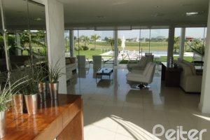 Casa em Condomínio à venda com 472m², 4 dormitórios, 3 suítes, 2 vagas, no bairro Terra Ville em PORTO ALEGRE