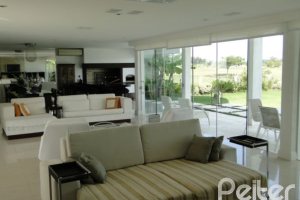 Casa em Condomínio à venda com 472m², 4 dormitórios, 3 suítes, 2 vagas, no bairro Terra Ville em PORTO ALEGRE