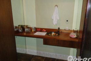 Casa à venda com 580m², 3 dormitórios, 1 suíte, 4 vagas, no bairro Menino Deus em Porto Alegre