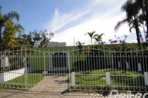 Casa à venda com 580m², 3 dormitórios, 1 suíte, 4 vagas, no bairro Menino Deus em Porto Alegre