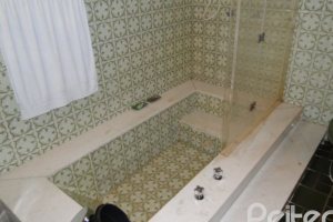 Casa à venda com 580m², 3 dormitórios, 1 suíte, 4 vagas, no bairro Menino Deus em Porto Alegre