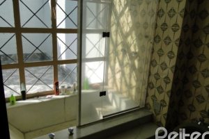 Casa à venda com 580m², 3 dormitórios, 1 suíte, 4 vagas, no bairro Menino Deus em Porto Alegre