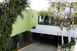 Casa à venda com 580m², 3 dormitórios, 1 suíte, 4 vagas, no bairro Menino Deus em Porto Alegre