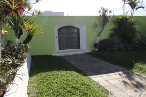 Casa à venda com 580m², 3 dormitórios, 1 suíte, 4 vagas, no bairro Menino Deus em Porto Alegre