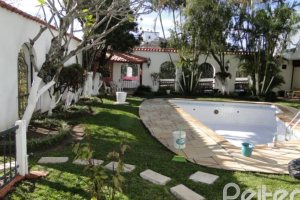 Casa à venda com 580m², 3 dormitórios, 1 suíte, 4 vagas, no bairro Menino Deus em Porto Alegre